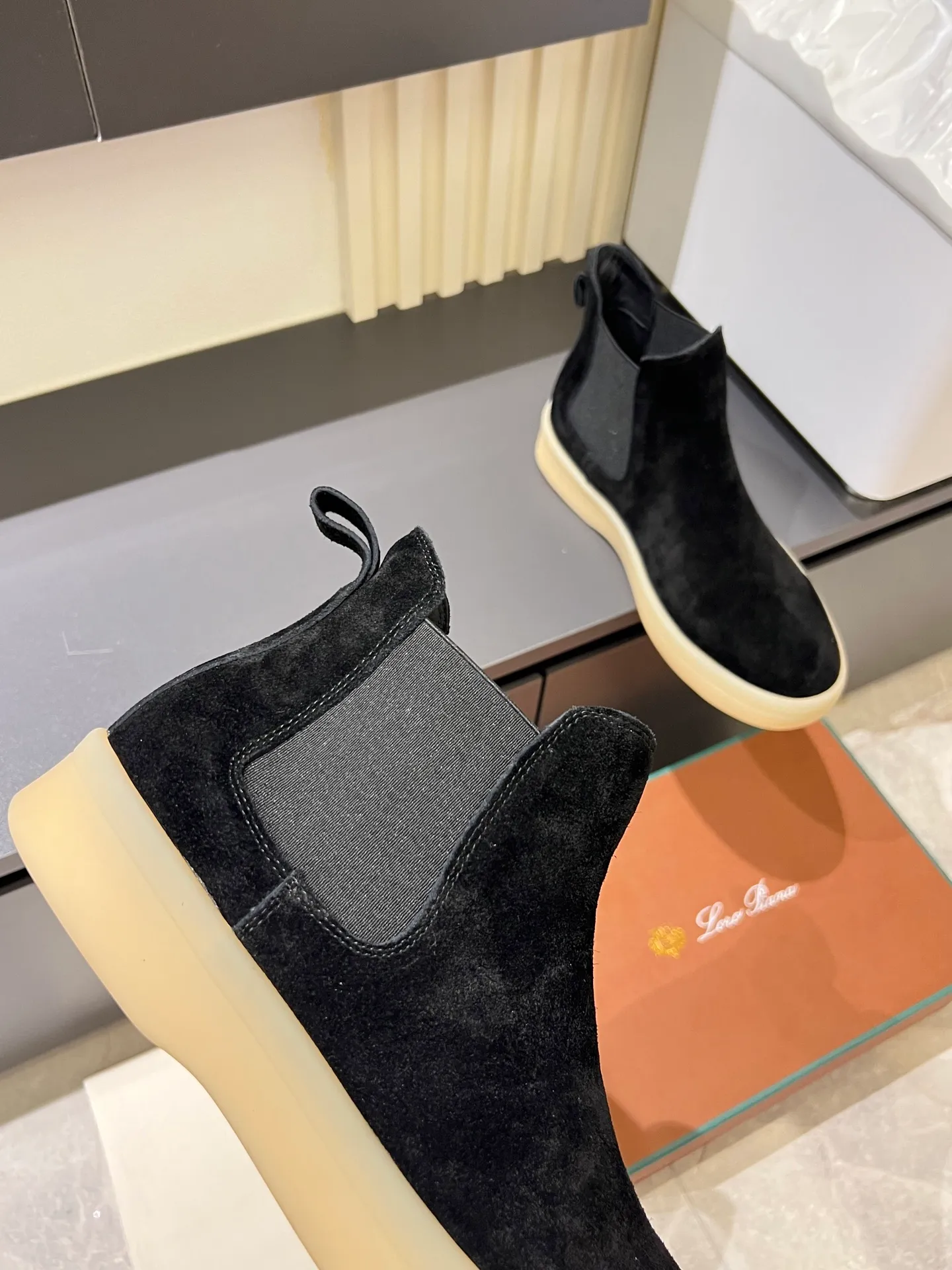 p440 Loro Piana's new niche winter men's mid-top shoes are shipped! The fabric is made of mercerized cowhide imported from Italy, with a sheepskin lining, which is comfortable, breathable and not stuffy to the feet. The outsole is made of natural rubber, which is wear-resistant and non-slip! Size: 38-44 (45.46.)